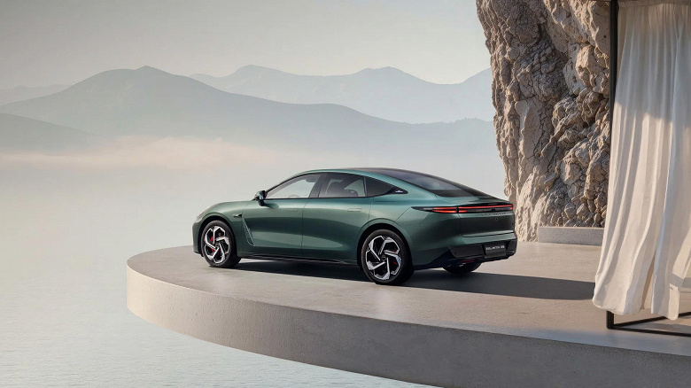 Седан Exlantix ES и кроссовер Exlantix ET подорожали в России на 50 тыс. рублей, но одновременно введена скидка 500 тыс. рублей на trade-in